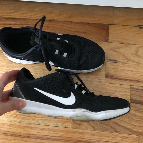 le scarpe nike zoom in formazione nero poshmark scarpe 75 le scarpe nike zoom in formazione nero poshmark scarpe 75